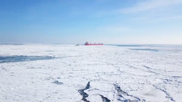 공중 볼 수 있습니다. 겨울에 바다 얼음을 통해 항해 하는 배 클로즈업 — 비디오