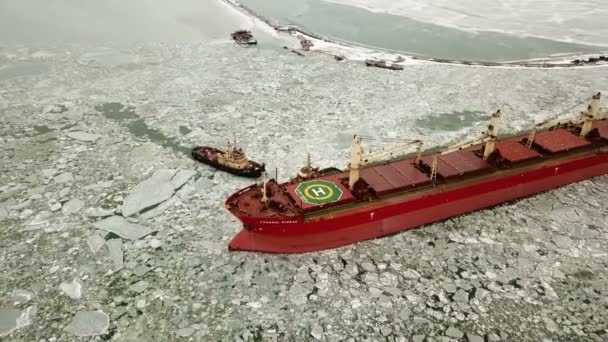 Vista aérea. El barco navega a través del hielo marino en el invierno, de cerca — Vídeo de stock