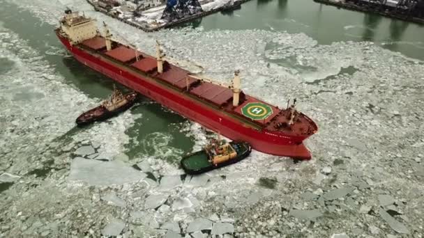 Afmeren van een schip in een haven door middel van sleepboten — Stockvideo