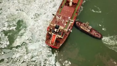 Bir geminin bir bağlantı noktası aracılığıyla towboats demirleme