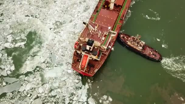 Mooring of a ship in a port by means of towboats — Stock Video