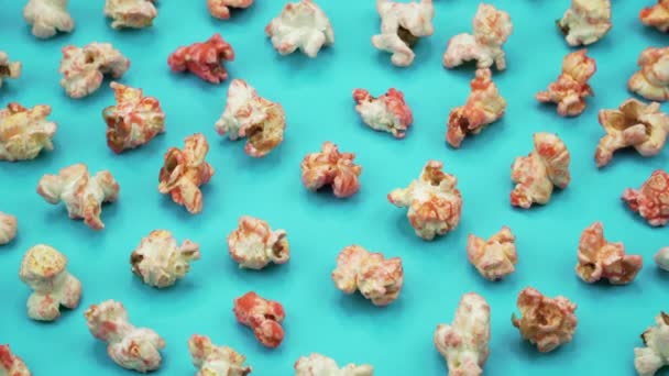 Popcorn dengan latar belakang biru. Tampilan atas dan tutup rotasi . — Stok Video