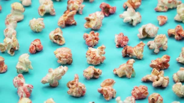 Popcorn on Blue background. Top view and close up rotation. — Stock Video