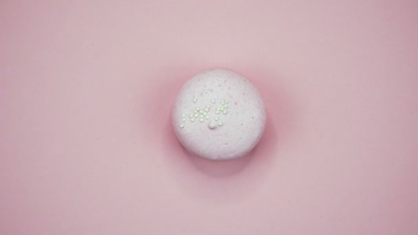 Rotation: En färgglada Macaroons roterar på en rosa bakgrund — Stockvideo