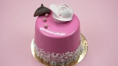 Parlak ve renkli pasta bir pembe yakın çekim. Dönen Üstten Görünüm.