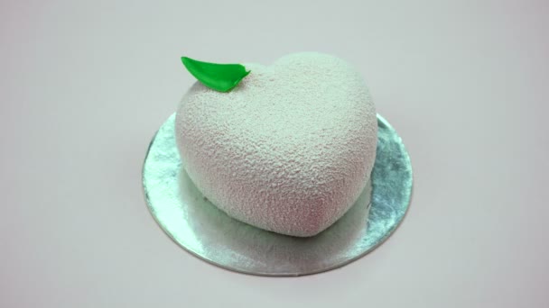 ROTATION : Un gâteau coloré tourne sur un fond rose — Video