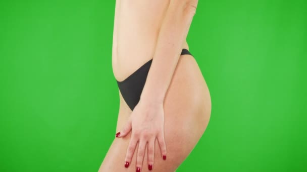 Крупный план сексуальной женщины в трусиках на зеленом фоне — стоковое видео