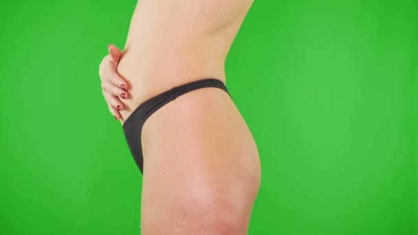 Nahaufnahme von sexy schwangeren Frau in Höschen auf grünem Hintergrund — Stockvideo