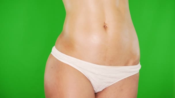 Κοντινό πλάνο της σέξι γυναίκα κιλότα σε πράσινο φόντο — Αρχείο Βίντεο