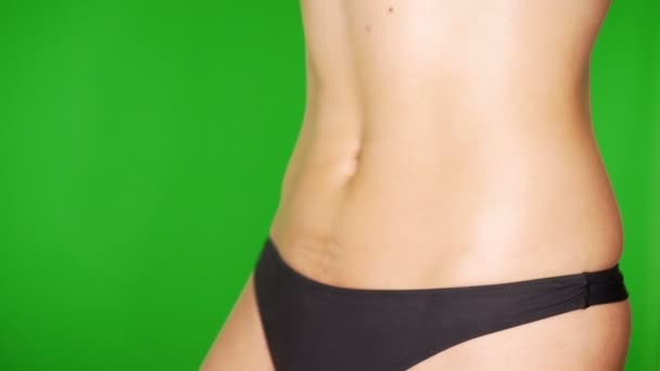 Closeup sexy ženy v kalhotkách ukazují na zeleném pozadí — Stock video