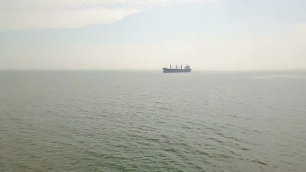 Luftaufnahme eines großen Schiffes im Meer — Stockvideo