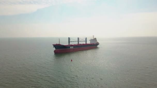 Tiro aéreo de grande navio no mar — Vídeo de Stock