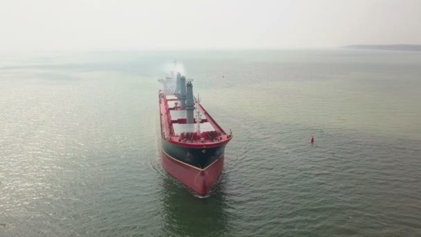 Luftaufnahme eines großen Schiffes im Meer — Stockvideo