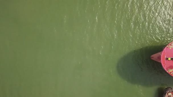 海の大きな船の空中ショット — ストック動画