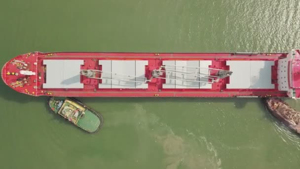 Аэросъемка большого корабля в море — стоковое видео