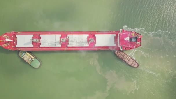 Luchtfoto van grote schip in zee — Stockvideo