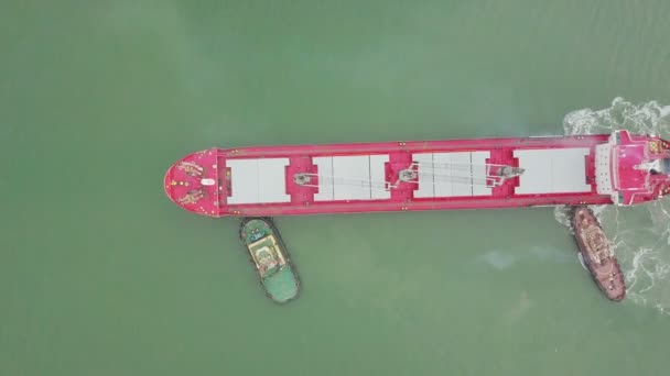 Luftaufnahme eines großen Schiffes im Meer — Stockvideo