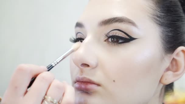 Maquillaje artista aplicando maquillaje de pestañas a los modelos de ojo. Vista de cerca . — Vídeos de Stock