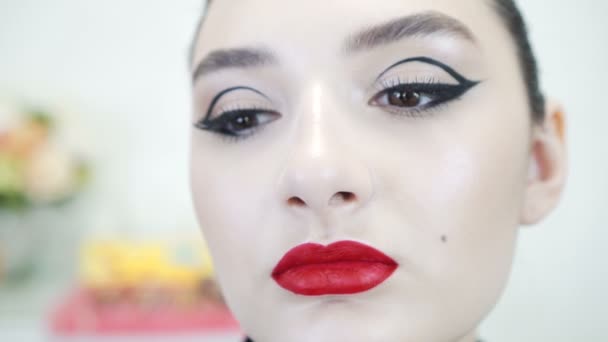 Primer plano de una atractiva chica de belleza haciendo maquillaje completo. Mujer aplicando labio rojo — Vídeo de stock
