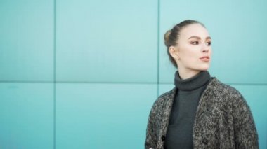 Kamera ve gülümsüyor mutlu seyir büyük gözlü genç ve taze esmer kız portresi