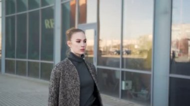 Genç işkadını sabah iş için gidiş