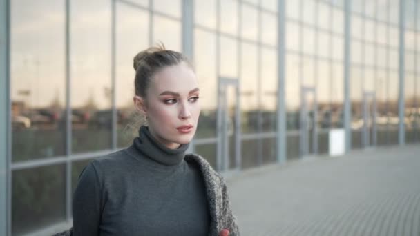 Heureuse femme d'affaires souriante regardant la caméra à l'extérieur tout en travaillant au centre d'affaires moderne — Video