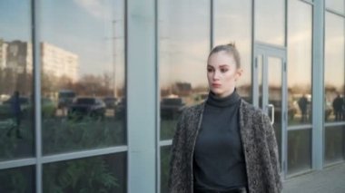 Genç işkadını sabah iş için gidiş