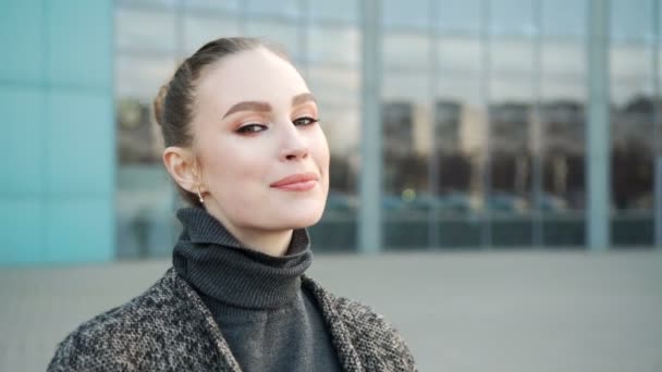 Happy usměvavá podnikatelka při práci v moderní obchodní centrum při pohledu na fotoaparát mimo — Stock video