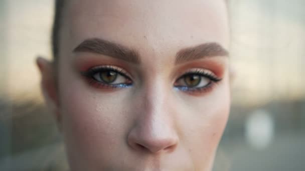 Beauty Shot s smyslná dívka pózuje s úsměvem — Stock video