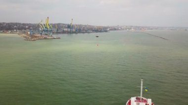 Büyük gemi denizde hava atış