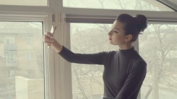 Chica bonita con teléfono inteligente. Joven mujer de negocios utilizando el teléfono de pantalla táctil en el fondo de la ciudad ventana. Personas, tecnología, conexión . — Vídeos de Stock