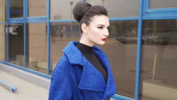 Close up view of extraordinary natural beauty. Gorgeous woman while walking down the city street. — Stock Video