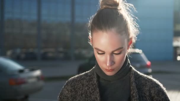 Retrato de mujer joven de belleza — Vídeo de stock