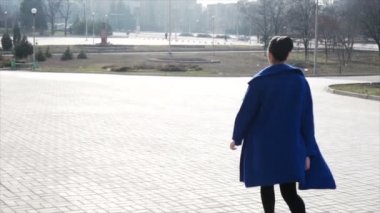 Genç işkadını sabah iş için gidiş