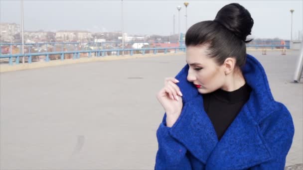 Närbild porträtt vacker ung kvinna stadsbilden långsamma mo — Stockvideo
