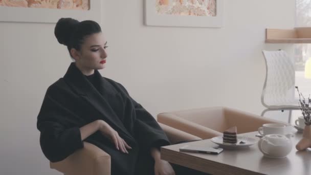 Close-up dari profesional muda pengusaha wanita minum kopi dan makan kue — Stok Video