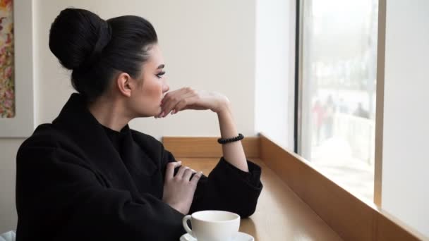 Une jeune et belle femme qui boit du café — Video