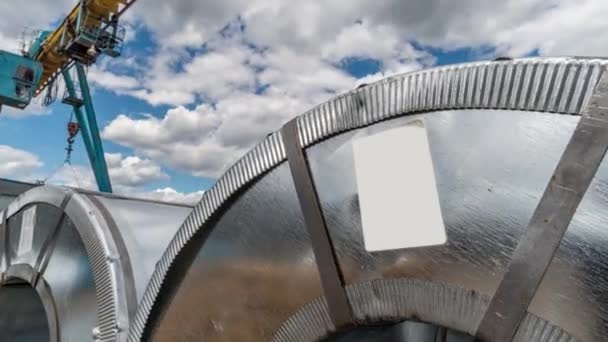 Feche o grande rolo de alumínio na fábrica metalúrgica. Nuvens em movimento. Desfasamento temporal — Vídeo de Stock