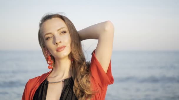 Portret van mooi meisje op het strand bij zonsondergang — Stockvideo