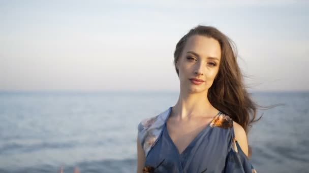 Porträtt av vacker flicka på stranden vid solnedgången — Stockvideo
