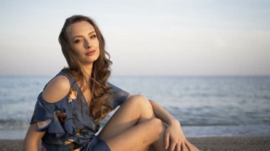 Sahilde oturan genç çekici neşeli kız