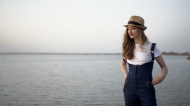 Çekici kadın şapkalı. Günbatımı