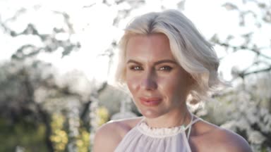 Kız ve çiçek açan kiraz. Kız yaşam doğa çiçek açması Bahçe kiraz duruyor