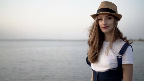 Una donna attraente con un cappello. Tramonto — Video Stock