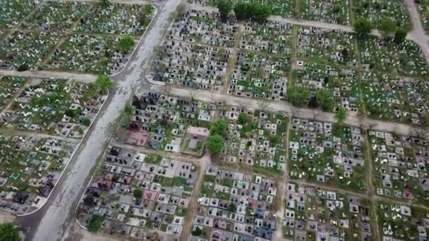 Una antena sobre un vasto cementerio de lápidas honra a veteranos — Vídeos de Stock