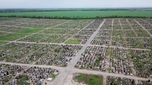 Uma antena sobre um vasto cemitério de lápides honra veteranos — Vídeo de Stock