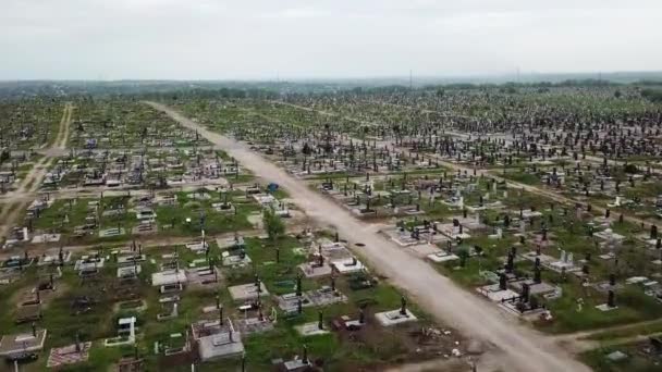 Luchtfoto. De grootste begraafplaats in Europa — Stockvideo