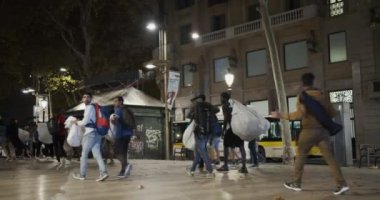 Barselona, İspanya - 20 Ekim 2019: Polis, gece Barcelona sokaklarında siyahi göçmenleri ve sokak satıcılarını dağıttı. Avrupa 'daki yasadışı göçmenlik sorunu. Zaman Uygulaması.