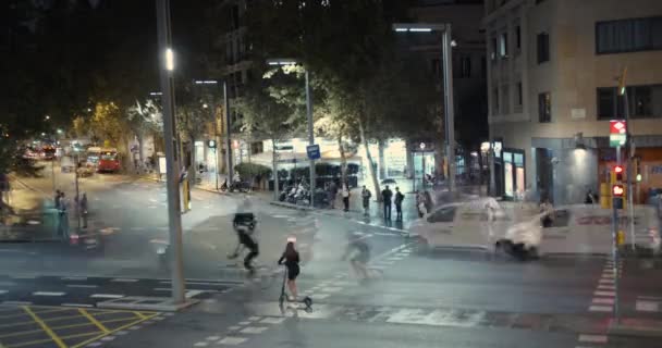 Zeitraffer. Blick auf Verkehr und Fußgänger, die viel befahrene Kreuzung überqueren. — Stockvideo