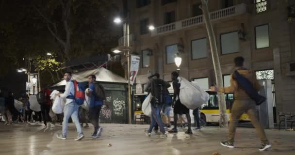 Барселона, Испания - 20 октября 2019 года: Полиция разгоняет чернокожих мигрантов, уличных торговцев на улицах Барселоны ночью. Проблема нелегальной иммиграции в Европе. Timelapse . — стоковое видео